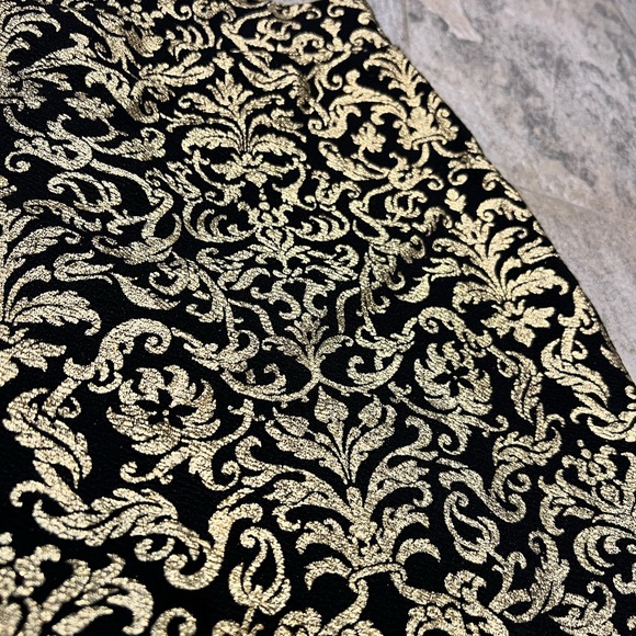 Black & Gold brocade print mini skirt. Size 6 - Picture 2 of 5
